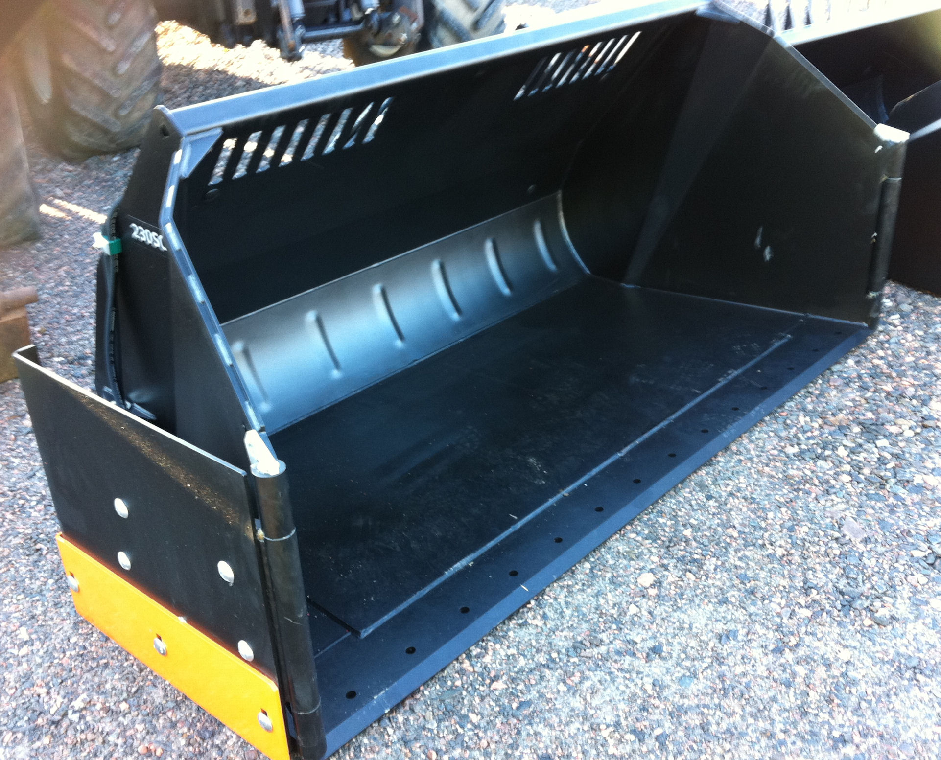 Snow bucket 2.3m McLaren Tractors