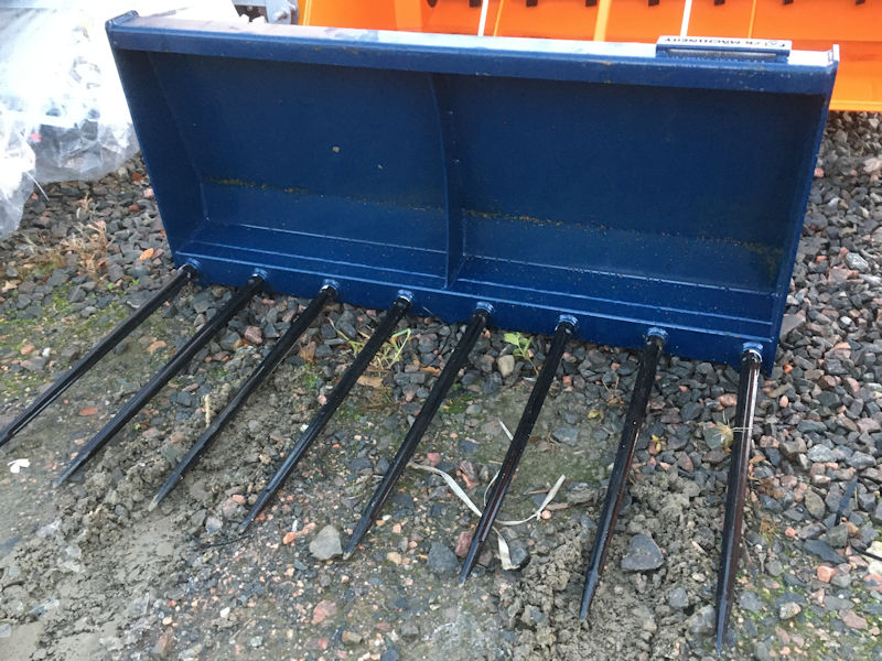 MTL 1.4m 4ft 6in 8 tine muck fork with euro fittings for sale
