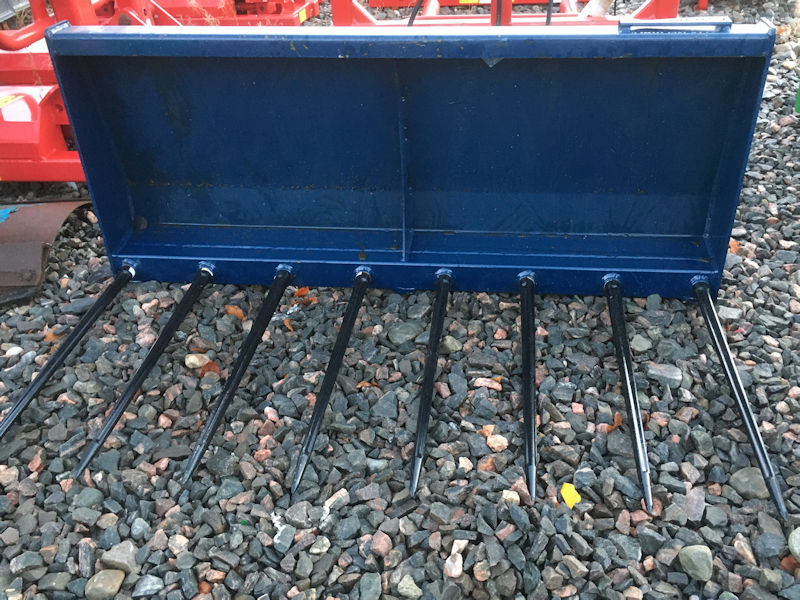 MTL 1.5m 5ft 8 tine muck fork with euro fittings for sale